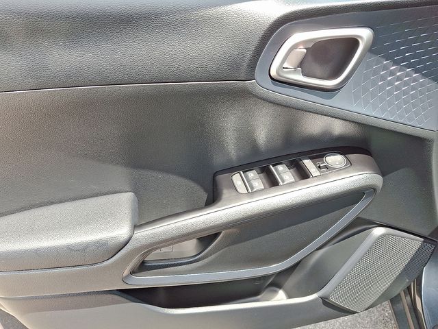 Vehicle image 14 of 21