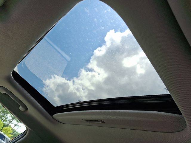 Vehicle image 18 of 21