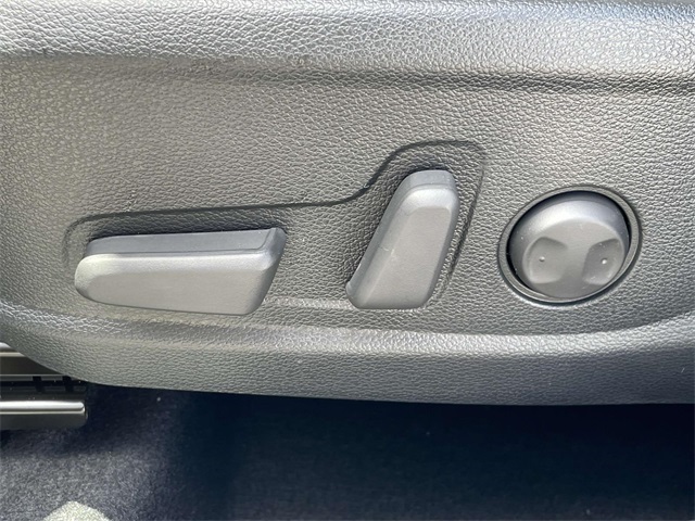 Vehicle image 27 of 37
