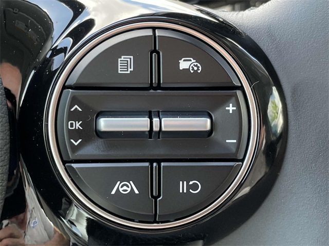 Vehicle image 31 of 37