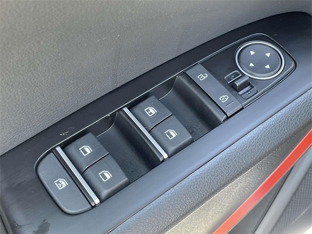 Vehicle image 27 of 37