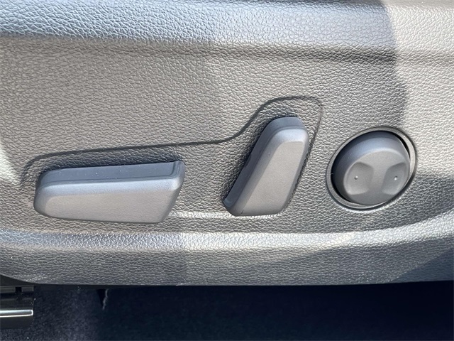 Vehicle image 27 of 43