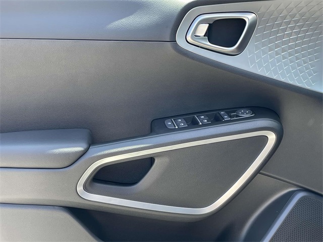 Vehicle image 25 of 35