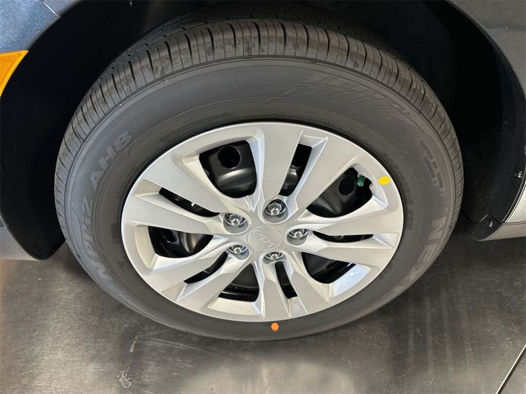 Vehicle image 10 of 28