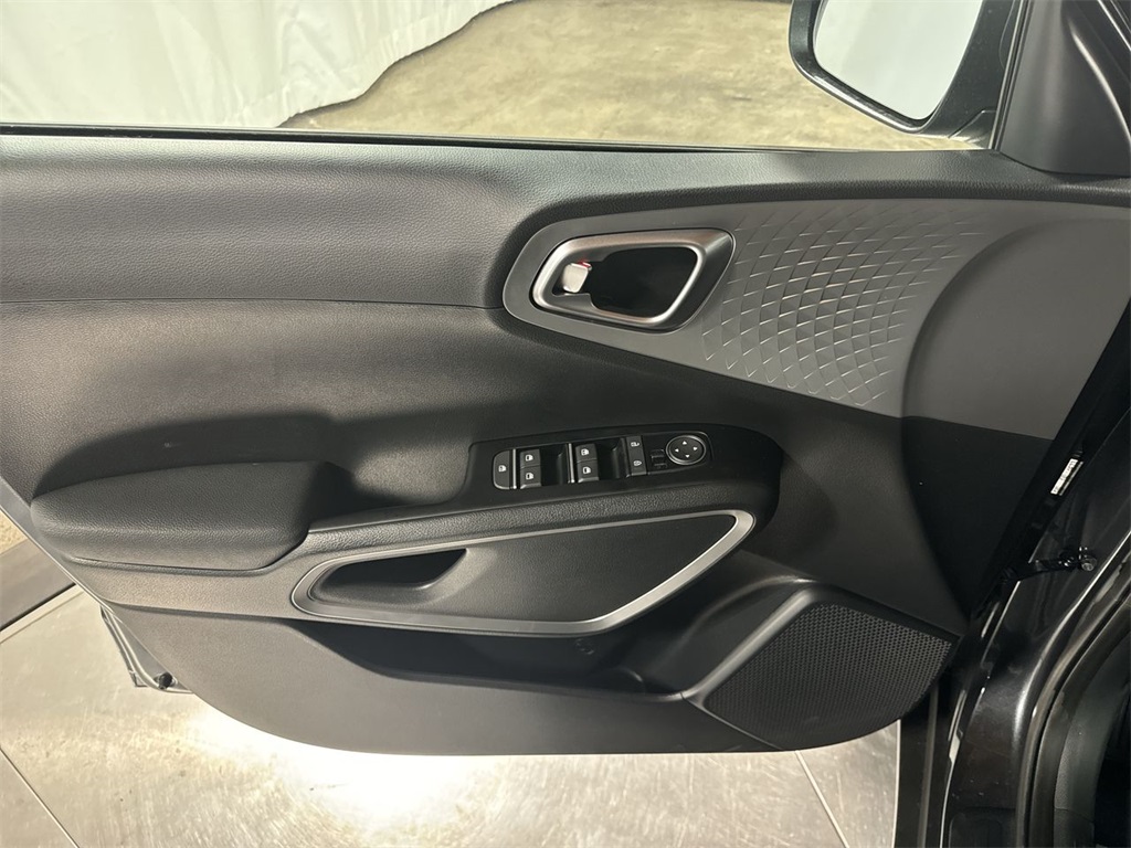 Vehicle image 17 of 28