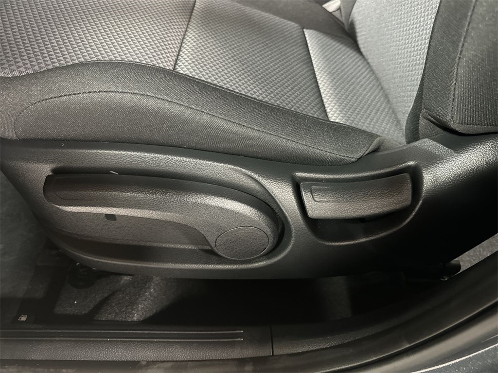 Vehicle image 14 of 28