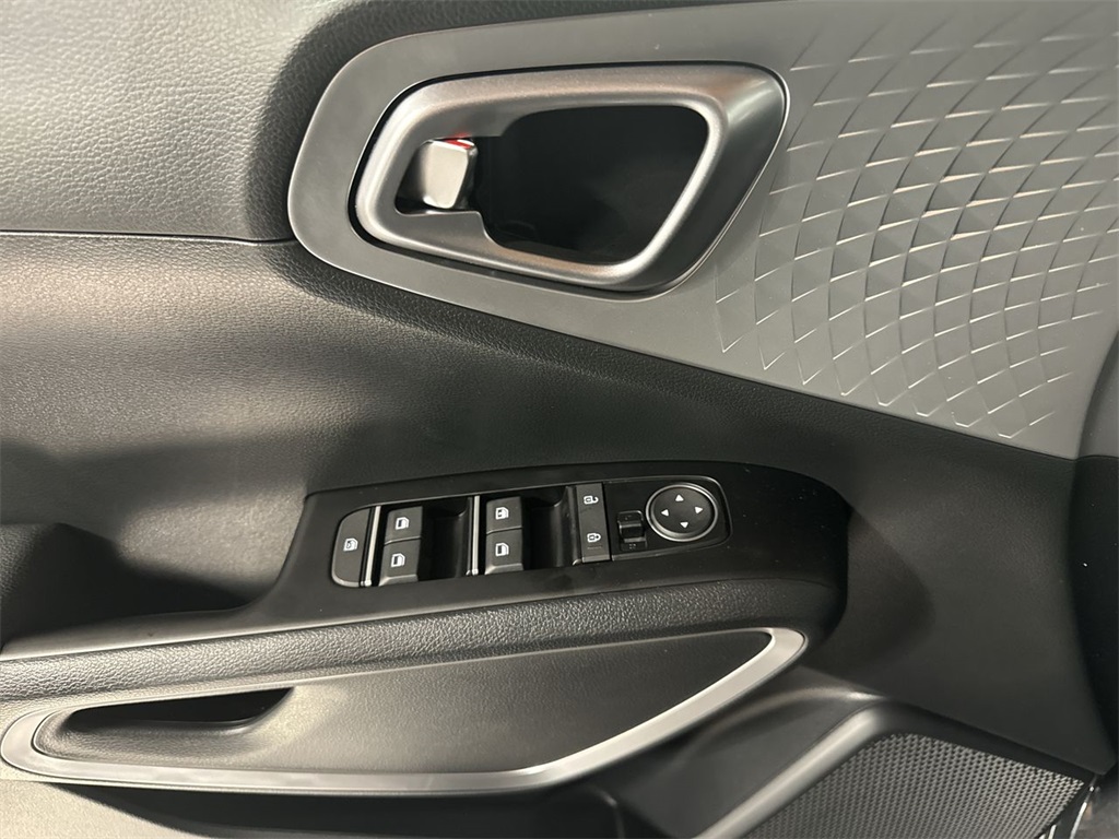 Vehicle image 16 of 28
