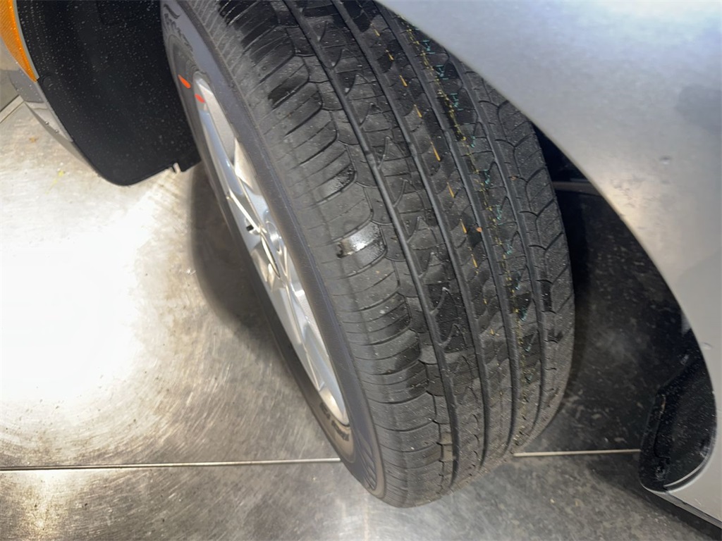 Vehicle image 11 of 28