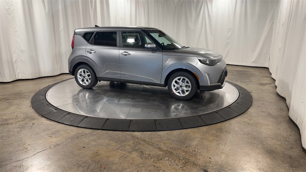 Vehicle image 3 of 28