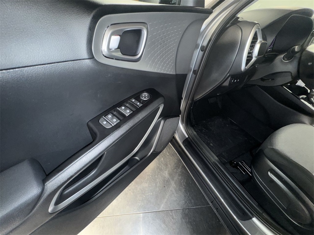 Vehicle image 16 of 28