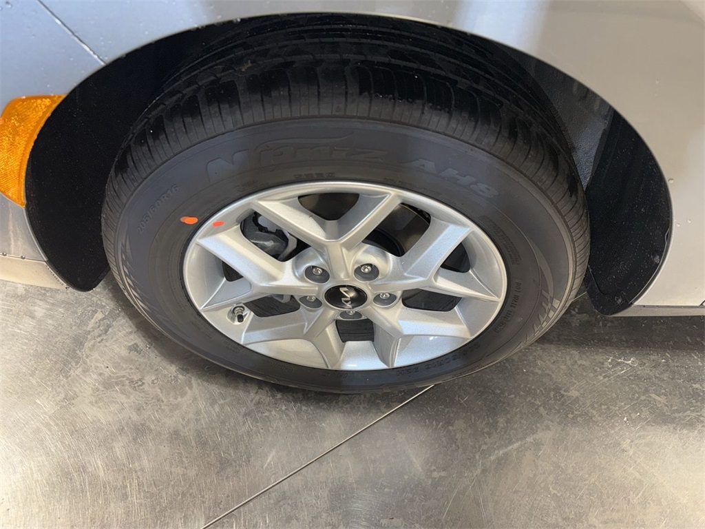 Vehicle image 10 of 28