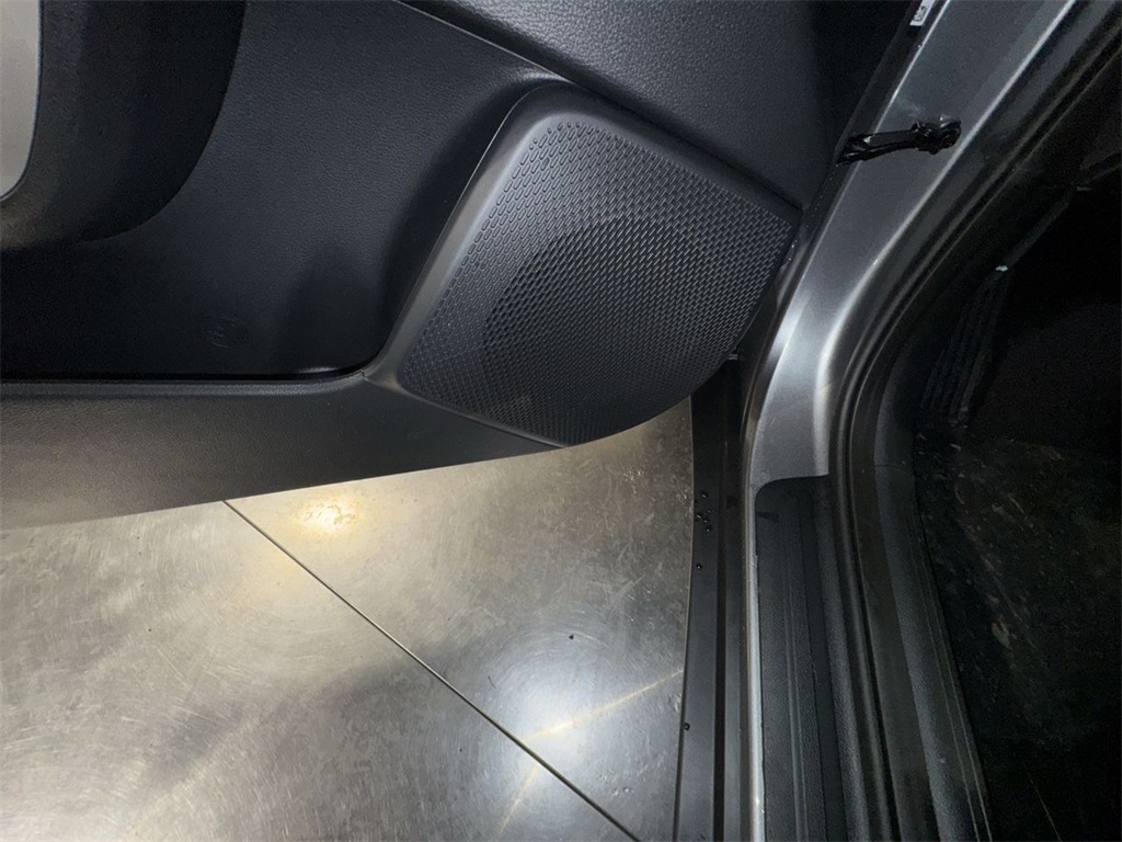 Vehicle image 17 of 28