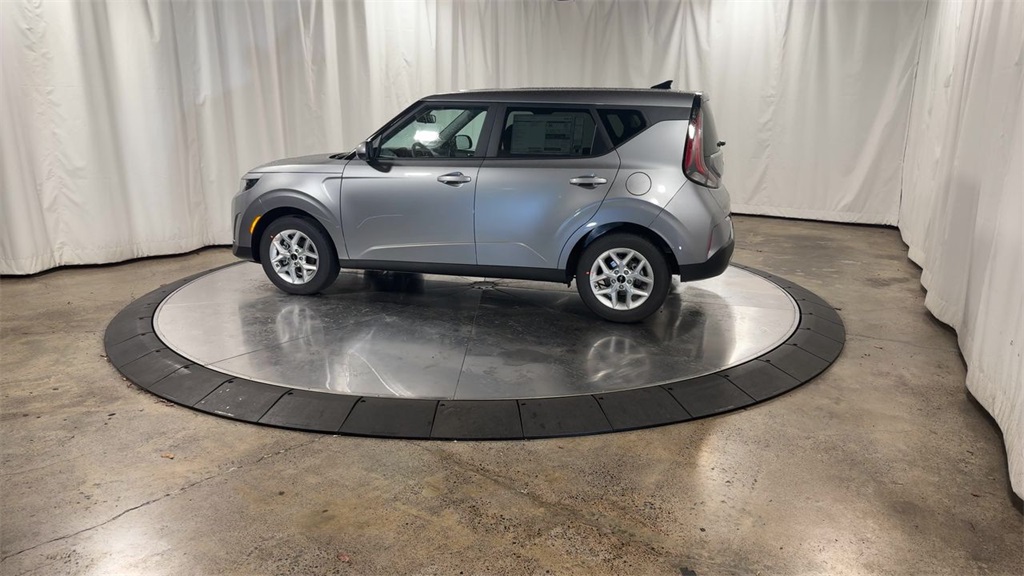 Vehicle image 4 of 28