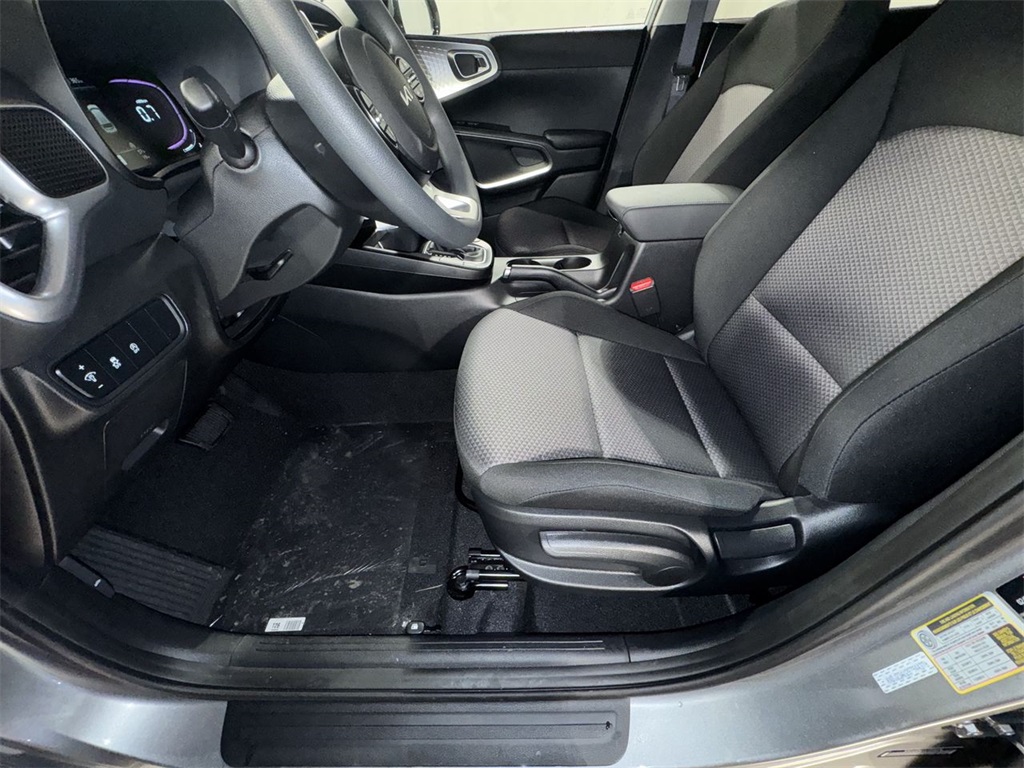 Vehicle image 15 of 28