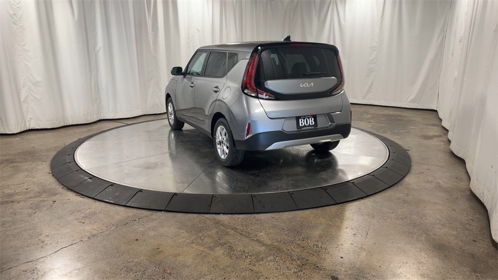 Vehicle image 8 of 28