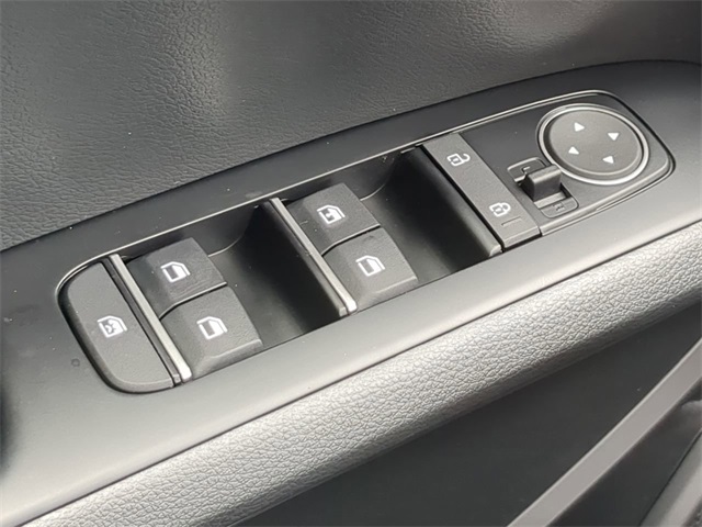 Vehicle image 21 of 24