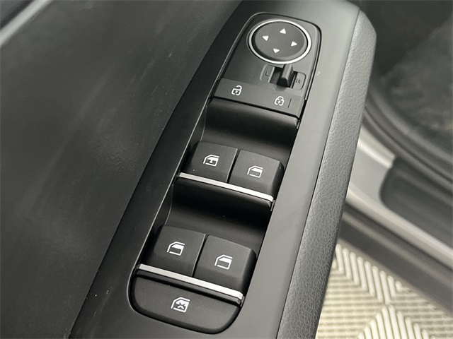 Vehicle image 22 of 25