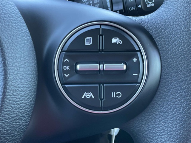 Vehicle image 31 of 37