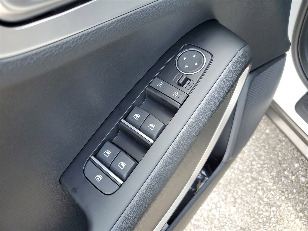 Vehicle image 9 of 28