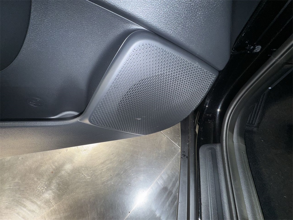 Vehicle image 17 of 28