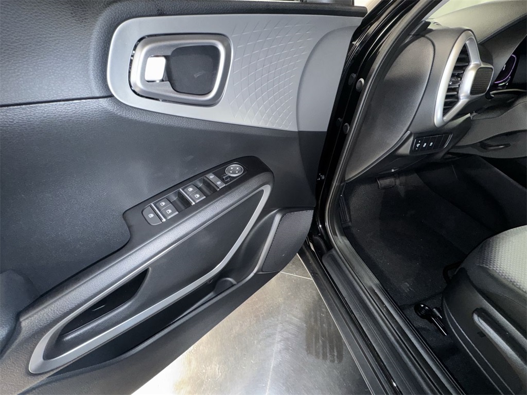 Vehicle image 16 of 28