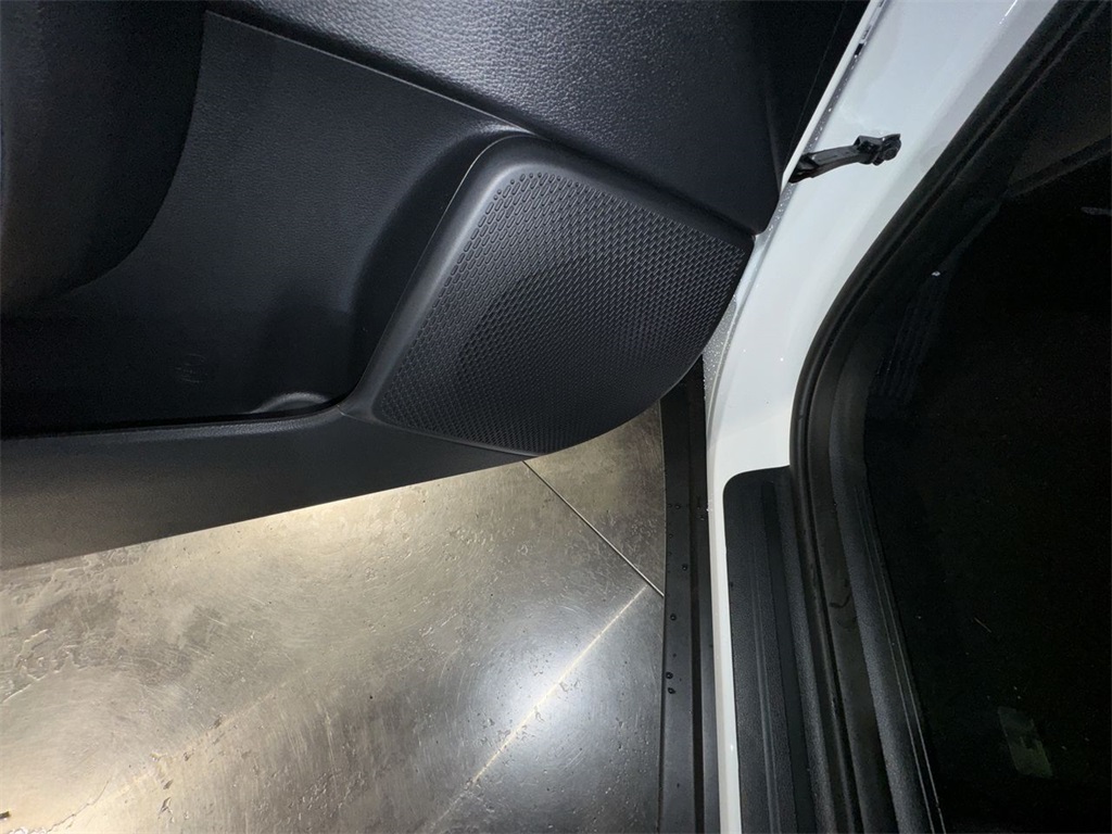 Vehicle image 17 of 28