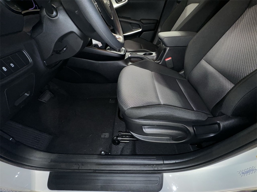 Vehicle image 15 of 28