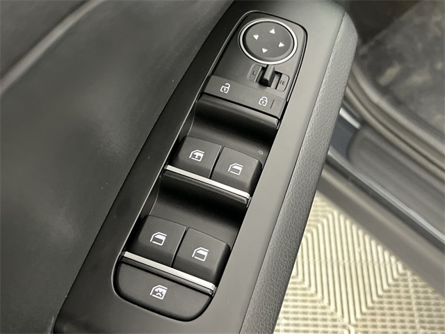 Vehicle image 21 of 25