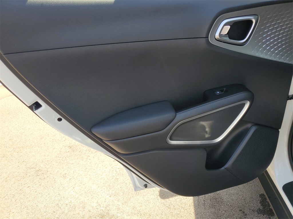 Vehicle image 22 of 28