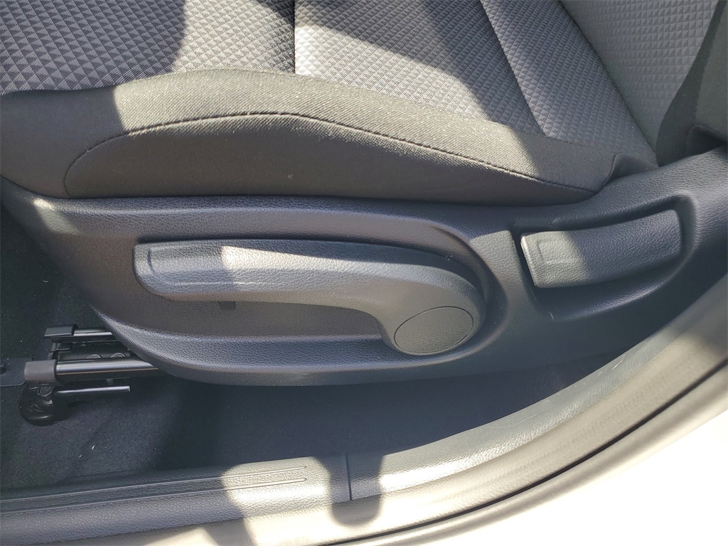 Vehicle image 7 of 28