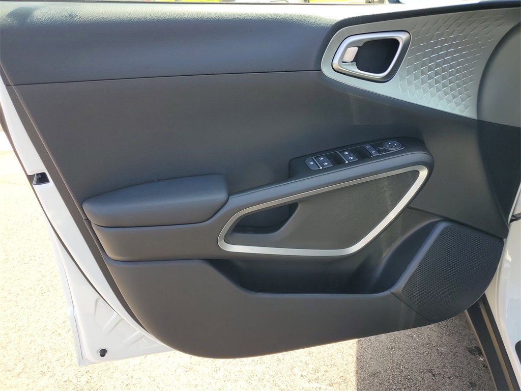 Vehicle image 8 of 28