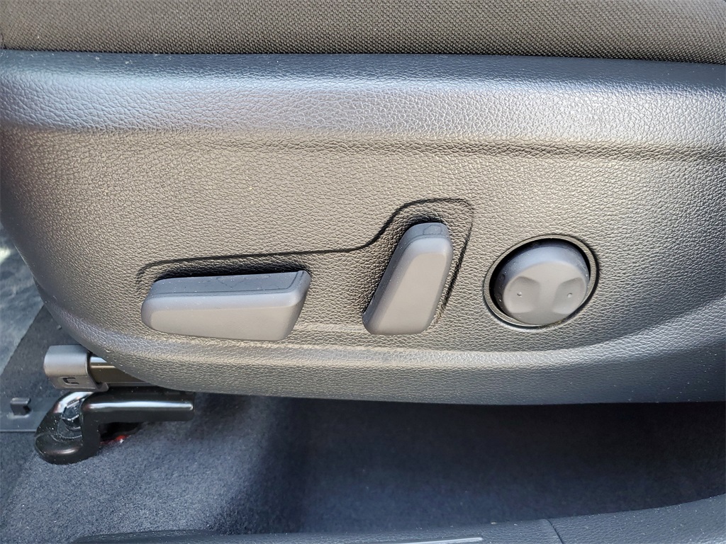 Vehicle image 7 of 28