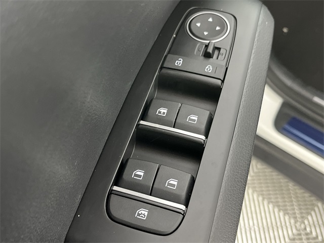 Vehicle image 22 of 25