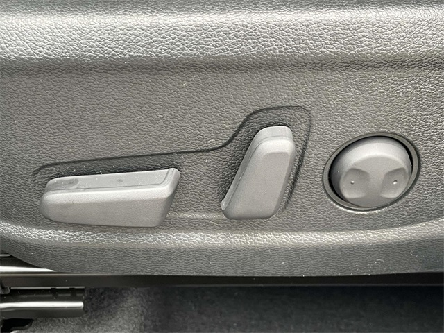 Vehicle image 21 of 36