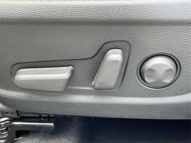 Vehicle image 27 of 36