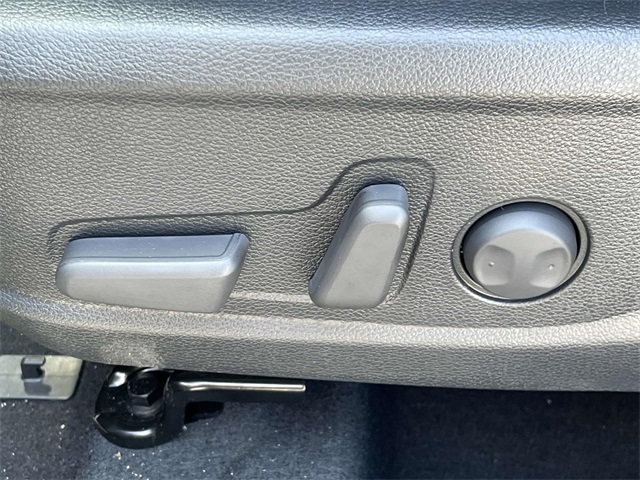 Vehicle image 27 of 36
