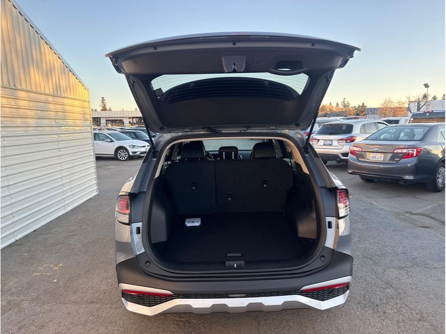 Vehicle image 10 of 18