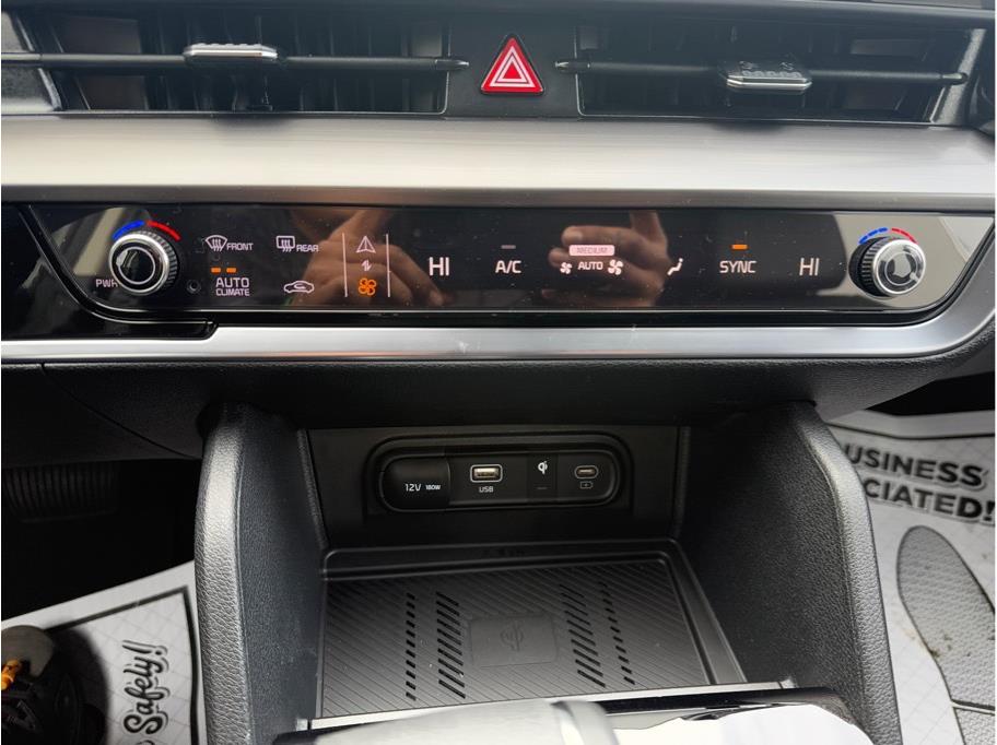Vehicle image 17 of 24