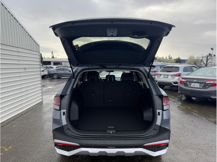 Vehicle image 9 of 24