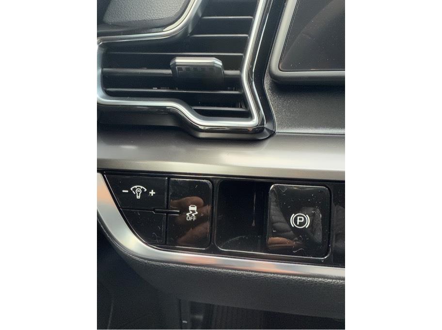 Vehicle image 22 of 24