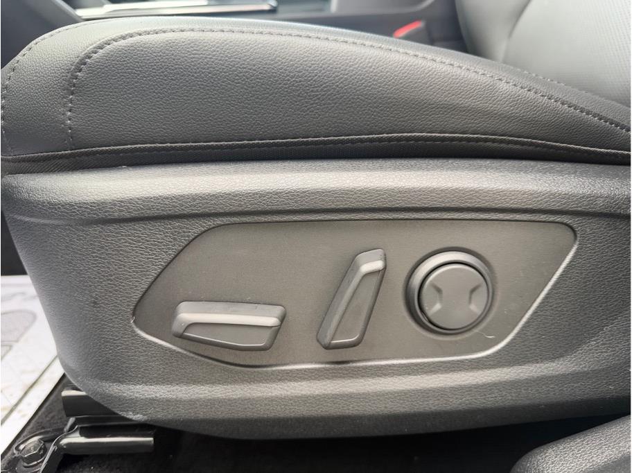 Vehicle image 13 of 24