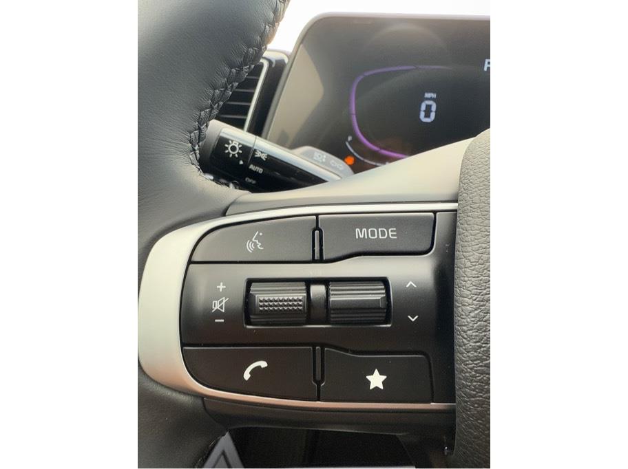Vehicle image 21 of 24