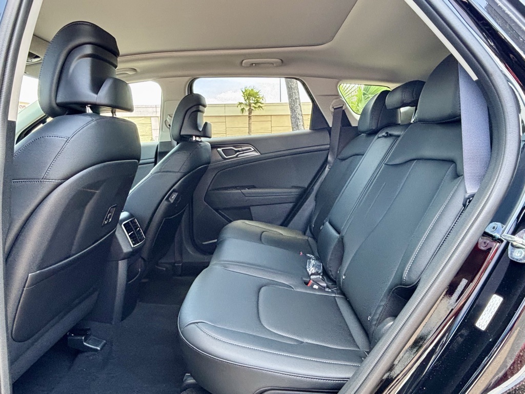 2025 Kia Sportage EX Image 17 of 23