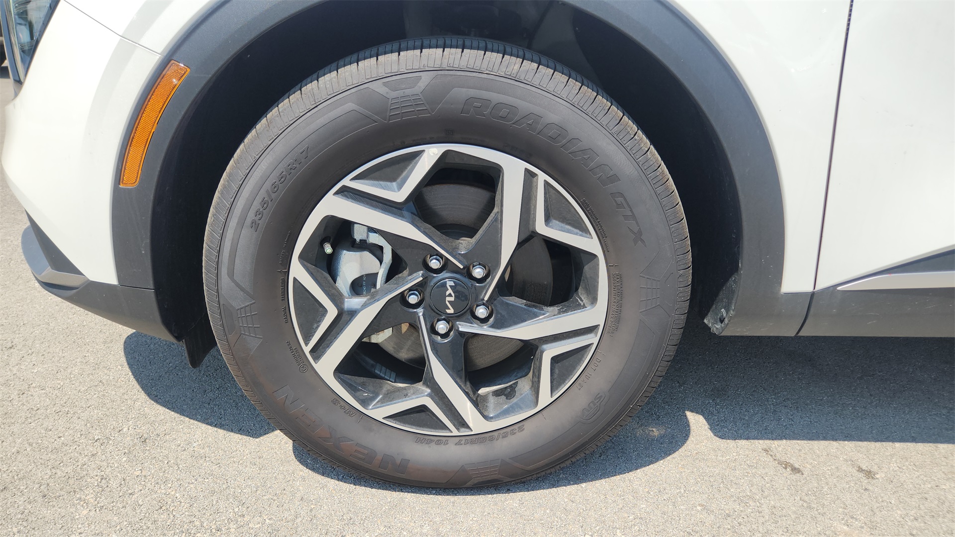 Vehicle image 27 of 40