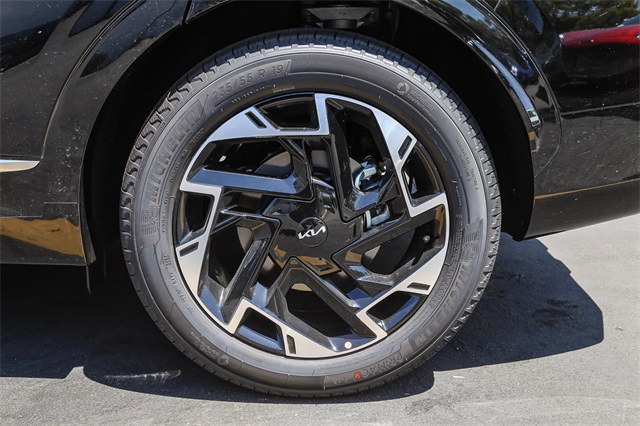 Vehicle image 17 of 24