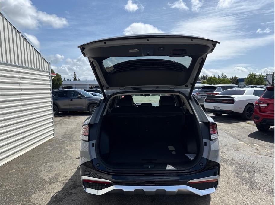 Vehicle image 9 of 22