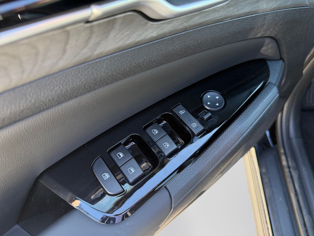 Vehicle image 17 of 20
