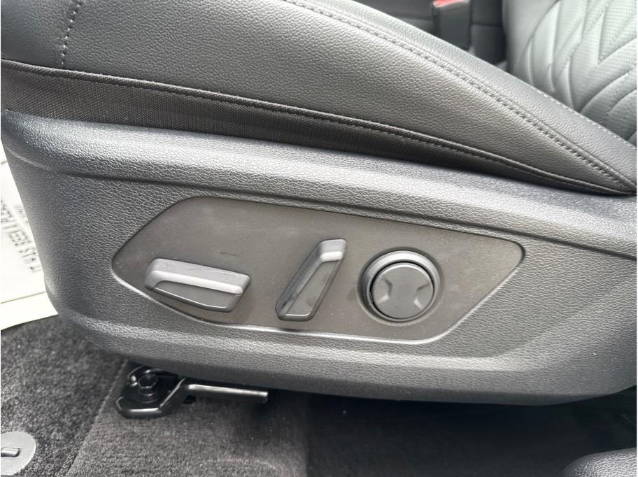 Vehicle image 14 of 22