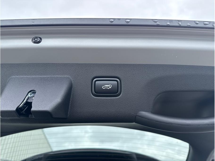 Vehicle image 10 of 22