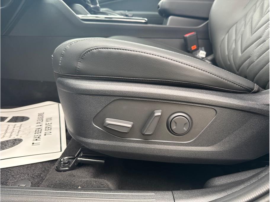 Vehicle image 17 of 19